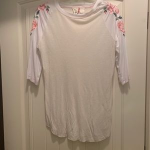 Boho Jane raglan T-shirt w embroidery on sleeves
